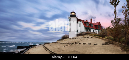 Historique Le phare de Point Betsie une tempête sur le lac Michigan matin avant le lever du soleil, la partie inférieure de la péninsule du Michigan, USA Banque D'Images