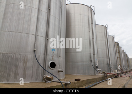 Rangées de grands bateaux-citernes en acier sur une usine de triage pour le stockage de liquides style industriel Banque D'Images