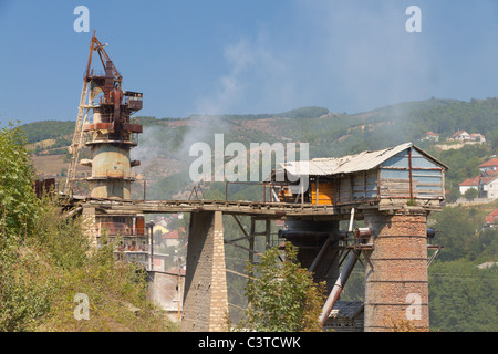 Étrange à la lourde, dusty,fumé l'industrie sur une pente de montagne escarpée au Kosovo, l'Europe Banque D'Images