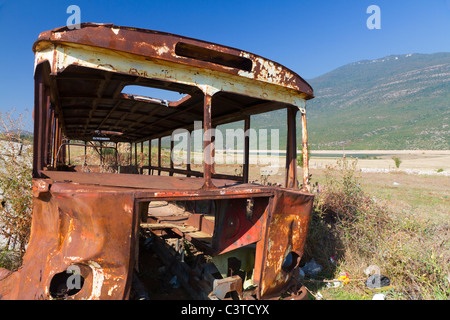 Rusty dénudée, vieille épave bus abandonnés dans les zones arides montagneux du Monténégro Banque D'Images