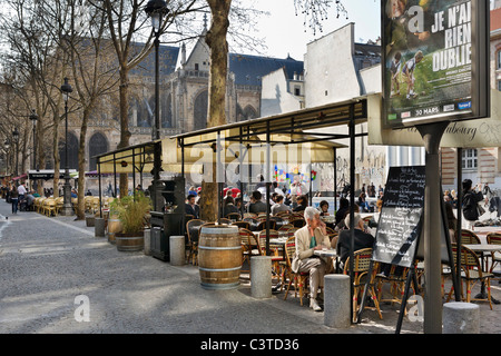 Cafe de la chaussée en place Igor Stravinsky à l'extérieur du Centre Pompidou, quartier de Beaubourg, 4e arrondissement, Paris, France Banque D'Images