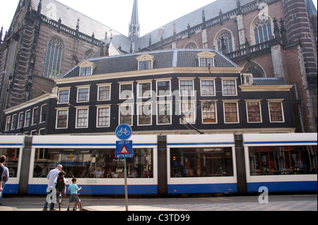 Le tramway en face de l'église Nieuwe Kerk, nouveau,Amsterdam, Pays-Bas Banque D'Images