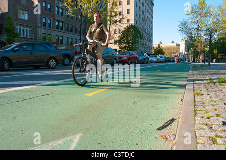 Brooklyn, NY - 30 avril 2011 - A man rides 'no hands' sur la perspective de l'Ouest Parc piste cyclable ©Stacy Walsh Rosenstock/Alamy Banque D'Images