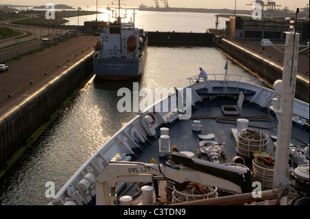 Ocean Liner MV Marco Polo entrant dans l'écluse de mer , Canal du bateau de la mer du Nord, Amsterdam à Ijmuiden, pays-Bas. Image d'archive, rebutée 2021 Banque D'Images