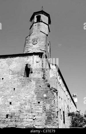 Une vue en noir et blanc d'une église romane dans la ville médiévale de Belvès en France Banque D'Images