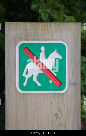 Un "pas de cheval" sign in Wendover Woods, Buckinghamshire, Angleterre. Banque D'Images