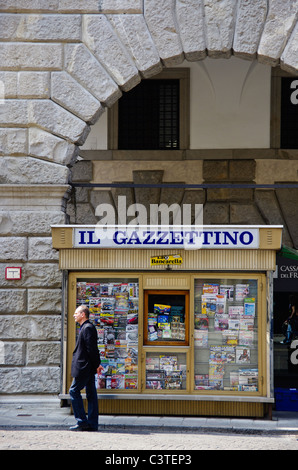 Kiosque dans la Via Mercato Vecchio d'Udine, Italie Banque D'Images