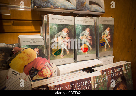 Guides touristiques en plusieurs langues dans une boutique de cadeaux dans le Metropolitan Museum of Art de New York Banque D'Images