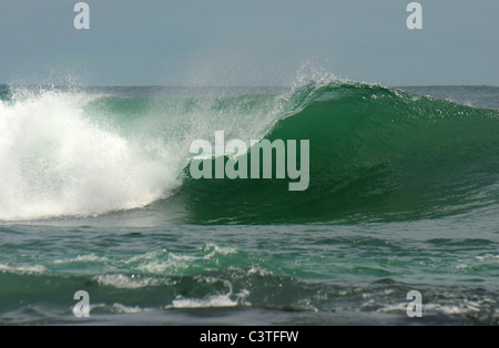 Grosse vague se brise dans l'océan. Perspective Surfers Banque D'Images