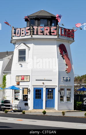 L'extérieur de Cape Cod fish and chips seafood shack conçu comme un phare. USA Banque D'Images