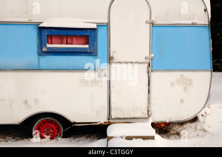 Camping-vieille gauche remorque dans un champ pendant la saison d'hiver, Gorski kotar, Croatie Banque D'Images