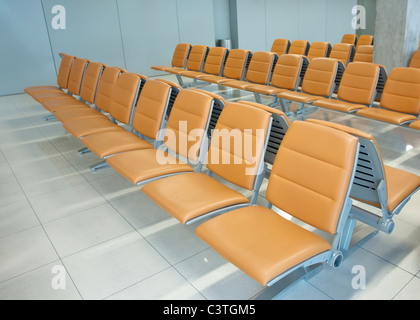 Orange Jaune aéroport bus ou train en rangées de sièges d'attente Banque D'Images