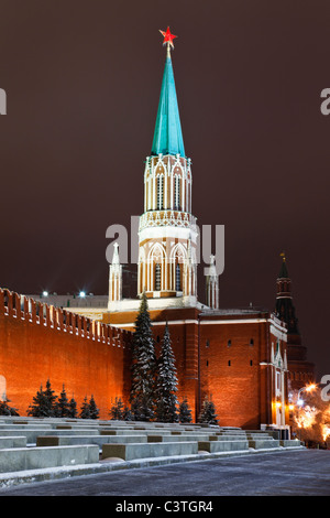 Tour nikolskaïa du Kremlin de Moscou à la Place Rouge de nuit, Russie Banque D'Images