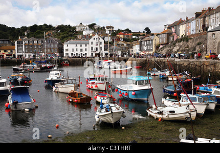 Vue du quai du port de pêche de Mevagissey une station balnéaire populaire sur la côte sud des Cornouailles) Banque D'Images