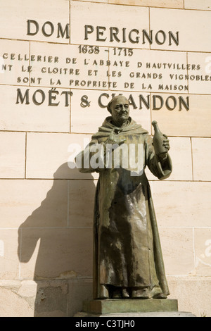 France Marne Épernay Dom Perignon statue Banque D'Images