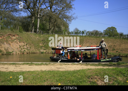 Les gens à bord d'un bateau croisière le long de la section lien Loxwood idyllique du canal sur la frontière de Surrey/West Sussex Banque D'Images