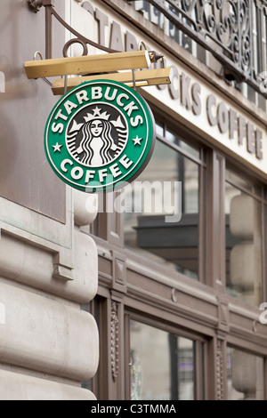 Logo signe café Starbucks, Londres, Angleterre Banque D'Images