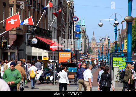 Avenue, près de la place principale appelée Dam à Amsterdam, Hollande Banque D'Images