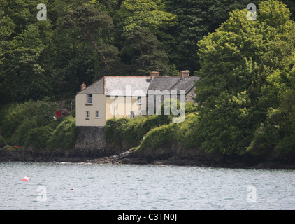 Maison sur les rives de la rivière Helford, Cornwall Banque D'Images