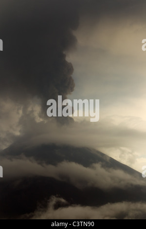 L'éruption du volcan Tungurahua Mai 2011 Grande quantité de cendres assombrissant le ciel composition verticale Banque D'Images