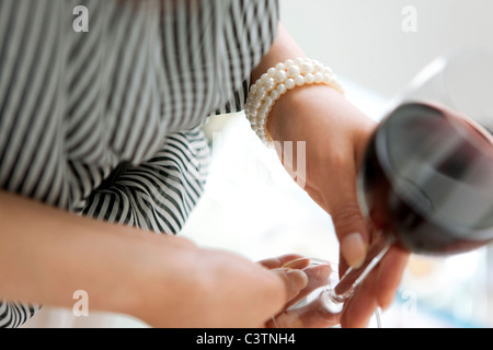Femme ayant le vin rouge Banque D'Images