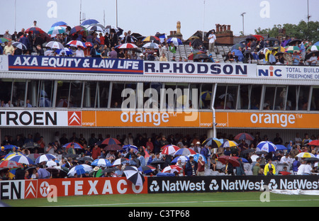 Les spectateurs à l'abri de l'orage pendant l'Angleterre v l'Australie à Headingley Cricket test match Leeds Yorkshire UK Banque D'Images