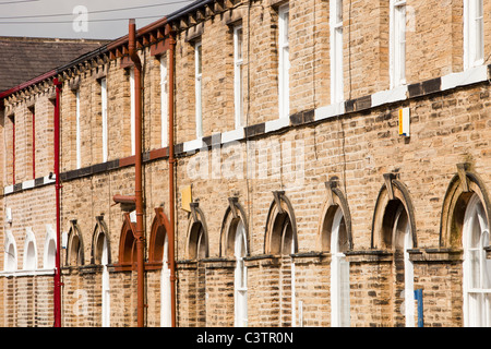 Maisons près de travailleurs en usine de sels Saltaire, Yorkshire, UK. Banque D'Images