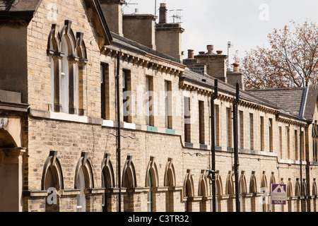 Maisons près de travailleurs en usine de sels Saltaire, Yorkshire, UK. Banque D'Images