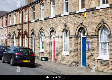 Maisons près de travailleurs en usine de sels Saltaire, Yorkshire, UK. Banque D'Images