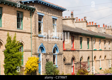 Maisons près de travailleurs en usine de sels Saltaire, Yorkshire, UK. Banque D'Images