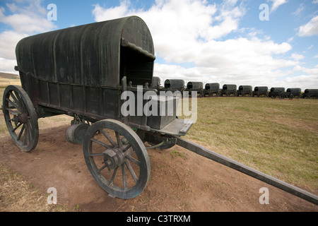 Assiégés avec des répliques de bronze ox-wagons utilisés par les Voortrekkers à la bataille de Blood River, Blood River museum, Afrique du Sud Banque D'Images