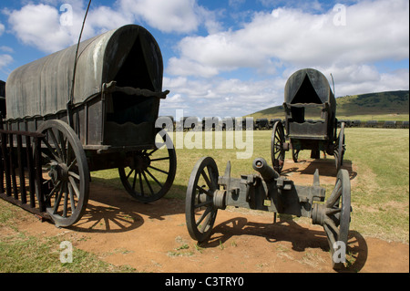 Assiégés avec des répliques de bronze ox-wagons utilisés par les Voortrekkers à la bataille de Blood River, Blood River museum, Afrique du Sud Banque D'Images