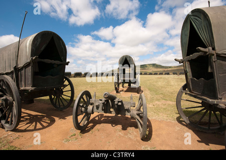 Assiégés avec des répliques de bronze ox-wagons utilisés par les Voortrekkers à la bataille de Blood River, Blood River museum, Afrique du Sud Banque D'Images