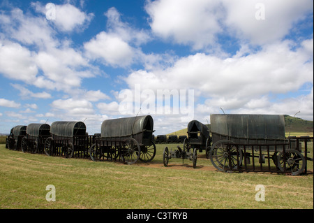 Assiégés avec des répliques de bronze ox-wagons utilisés par les Voortrekkers à la bataille de Blood River, Blood River museum, Afrique du Sud Banque D'Images