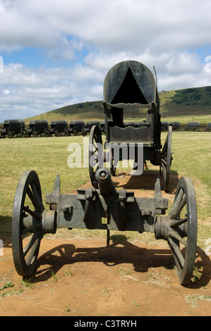 Assiégés avec des répliques de bronze ox-wagons utilisés par les Voortrekkers à la bataille de Blood River, Blood River museum, Afrique du Sud Banque D'Images