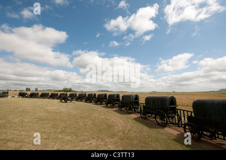 Assiégés avec des répliques de bronze ox-wagons utilisés par les Voortrekkers à la bataille de Blood River, Blood River museum, Afrique du Sud Banque D'Images