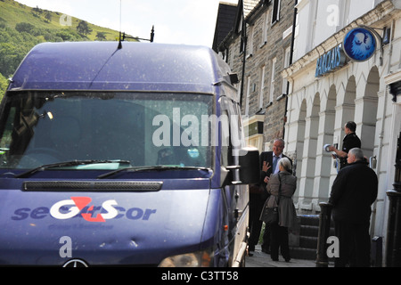 En présence de la police après un vol de banque à une succursale de la banque Barclays, Machynlleth Powys Pays de Galles UK - 19 mai 2011 Banque D'Images