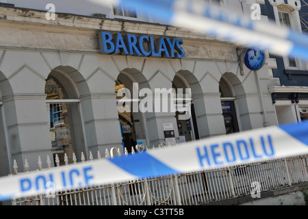 En présence de la police après un vol de banque à une succursale de la banque Barclays, Machynlleth Powys Pays de Galles UK - 19 mai 2011 Banque D'Images