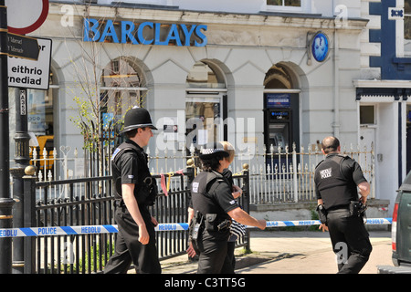 En présence de la police après un vol de banque à une succursale de la banque Barclays, Machynlleth Powys Pays de Galles UK - 19 mai 2011 Banque D'Images