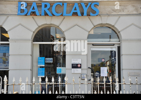 En présence de la police après un vol de banque à une succursale de la banque Barclays, Machynlleth Powys Pays de Galles UK - 19 mai 2011 Banque D'Images