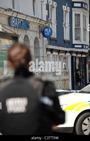 En présence de la police après un vol de banque à une succursale de la banque Barclays, Machynlleth Powys Pays de Galles UK - 19 mai 2011 Banque D'Images