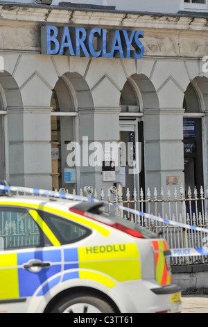 En présence de la police après un vol de banque à une succursale de la banque Barclays, Machynlleth Powys Pays de Galles UK - 19 mai 2011 Banque D'Images