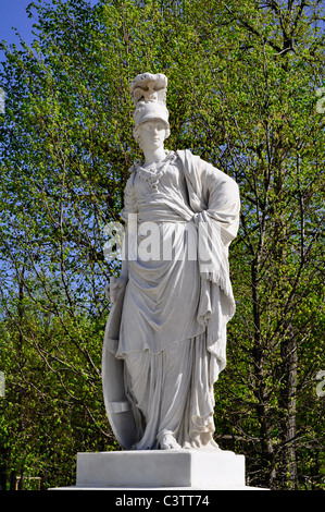 Une statue baroque d'une femme grecque dans un jardin Banque D'Images