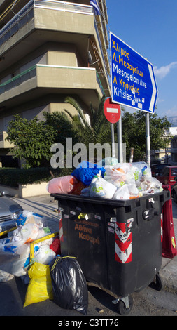 Grèce Athènes psychicho poubelles déborder après le marché hebdomadaire Banque D'Images