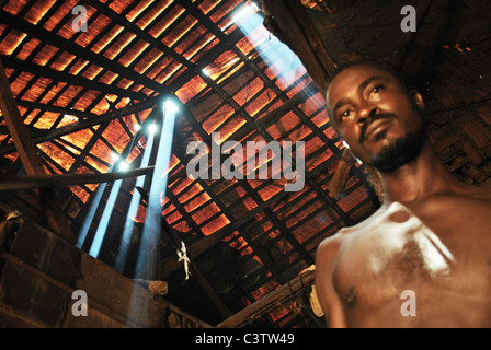 Flux de lumière à travers les trous dans le toit d'une maison d'hébergement des réfugiés libériens dans le camp de Nicla, Guiglo, Côte d'Ivoire Banque D'Images