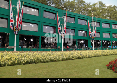 Le Centre des médias de la télévision massive construire en face du palais de Buckingham pour le mariage royal, avril 2011. Banque D'Images