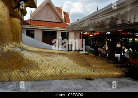 Les gens priant au pied de l'article sait que Bouddha Luang pho au Wat Intharawihan, nakhon district de Bangkok, Thaïlande Banque D'Images