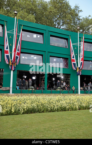 Le Centre des médias de la télévision massive construire en face du palais de Buckingham pour le mariage royal, avril 2011. Banque D'Images