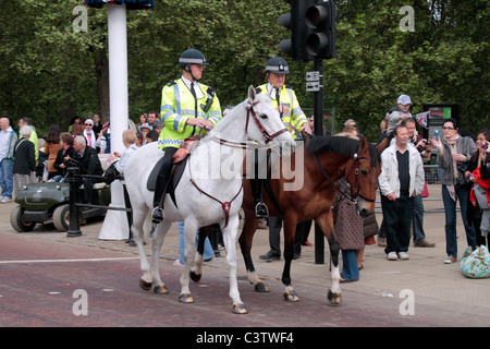 Agents de la Police métropolitaine à cheval sur le Mall, près de Buckingham Palace, London, UK. Banque D'Images