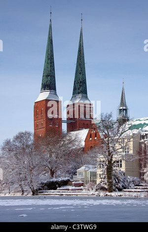 La Cathédrale de Lübeck / Dom zu Lübeck dans la neige en hiver, Allemagne Banque D'Images